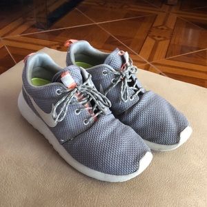 Grey Nike Roche’s with Pink detailing